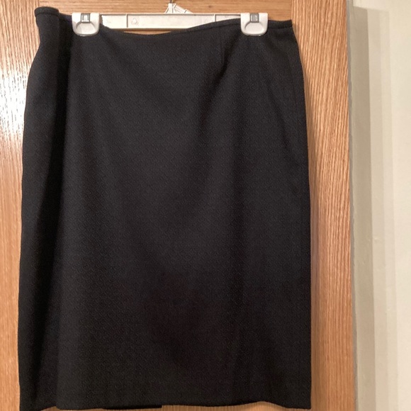 Le suit women pencil skirt. Size 14. Black color. Polyester/rayon. Lined. - Picture 1 of 2